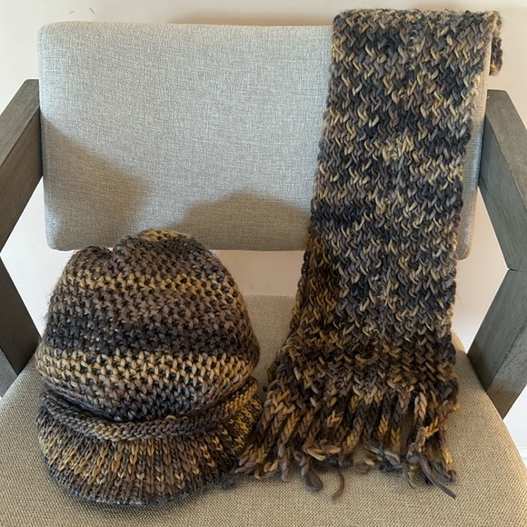 Knitted hat and scarf set. New. - Picture 1 of 4